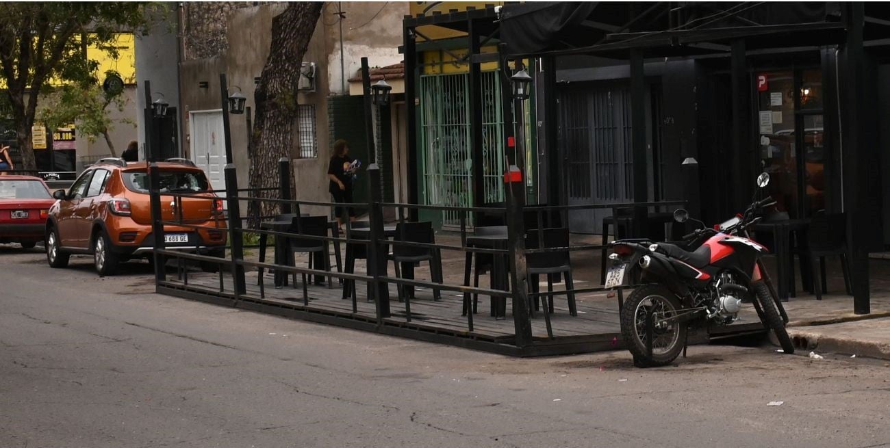 Un policía pelea por su vida tras chocar con su moto
