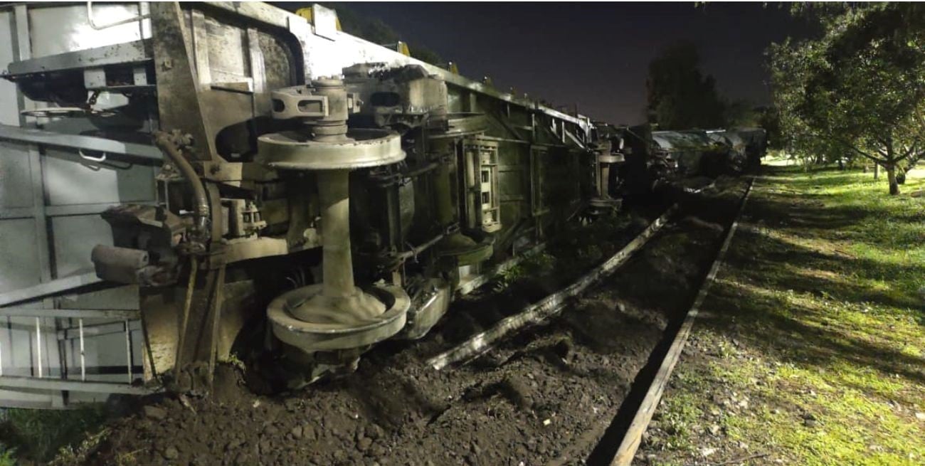 Descarriló un tren del Belgrano Cargas: vagones volcados y calles cortadas
