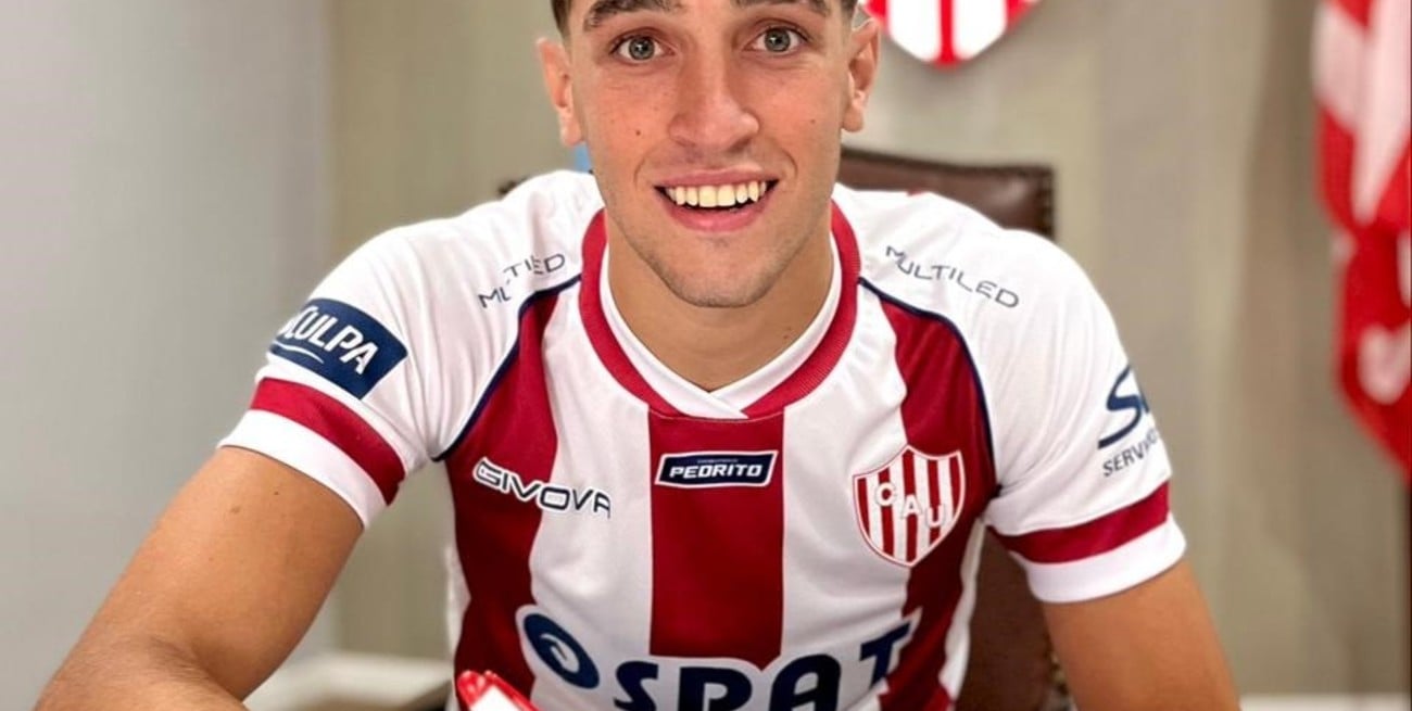 Tomás Fagioli firmó su primer contrato profesional con Unión y Colón de San Justo lo celebró como propio