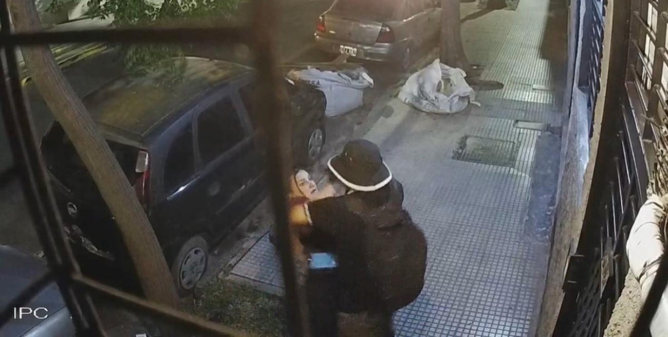 Video: un delincuente agredió a una policía para robarle el arma en Balvanera