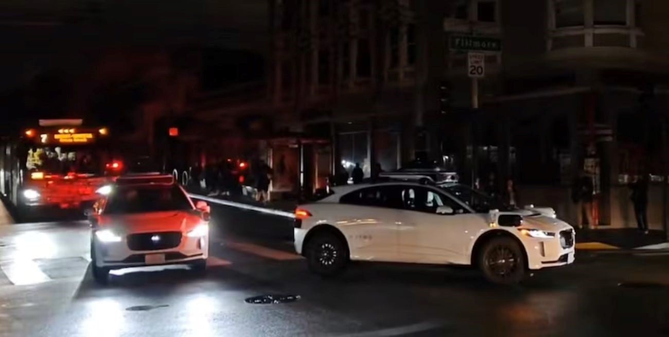Caos en San Francisco: un apagón dejó varados a varios autos autónomos