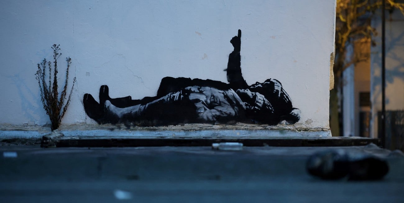 Nuevo mural de Banksy, con un llamado de atención sobre los "chicos sin hogar"