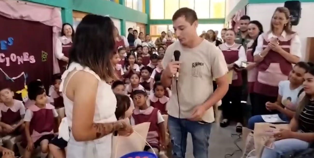 Le pidió casamiento en pleno acto escolar…y su respuesta descolocó a todos: “Prefiero hablar en casa de esto”