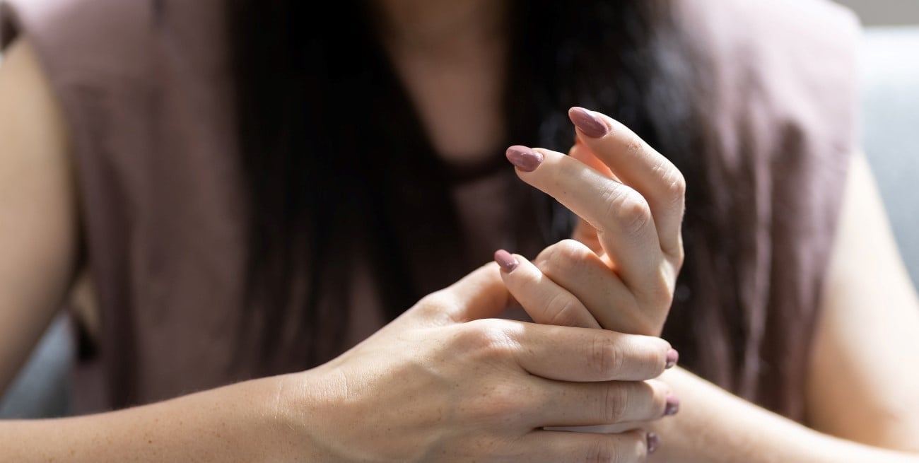 Qué dice la ciencia sobre el hábito de sonarse los dedos