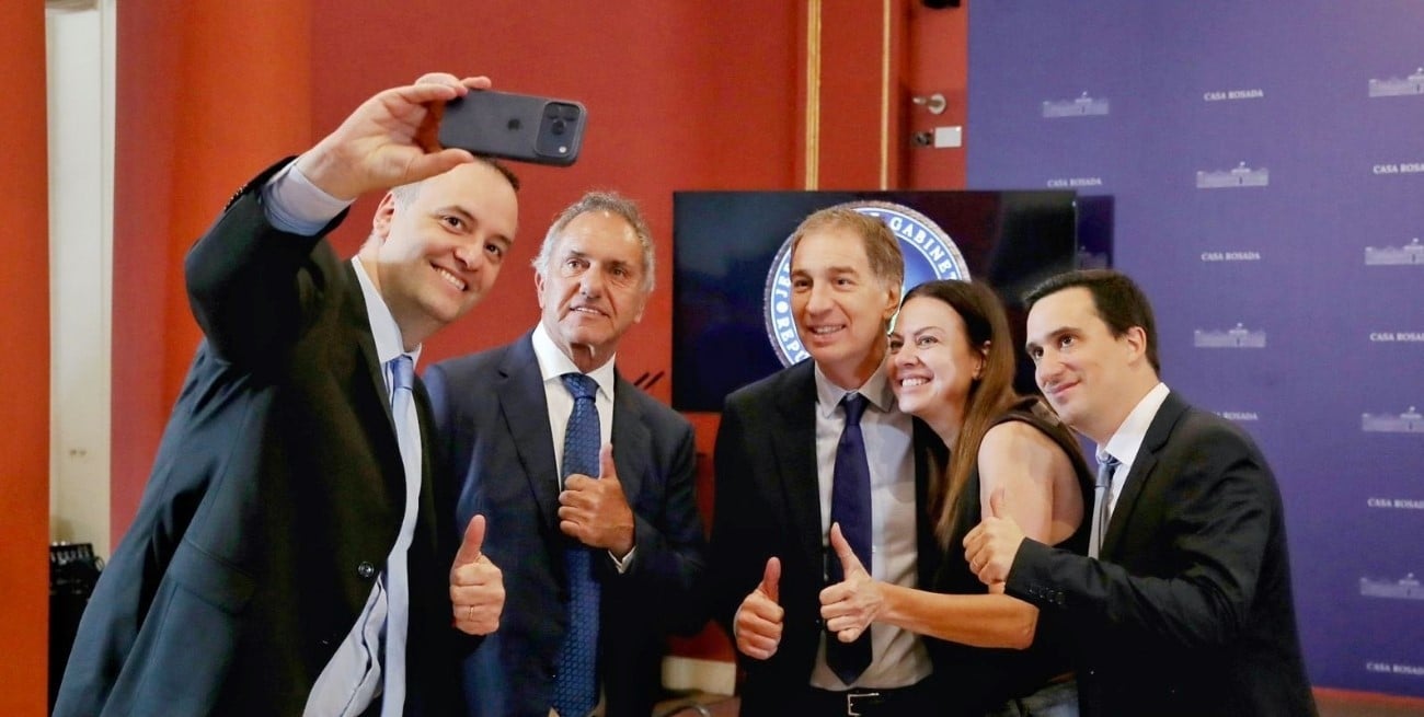 Mientras se trabaja para aprobar el Presupuesto, Adorni encabezó brindis de fin de año con periodistas de Casa Rosada