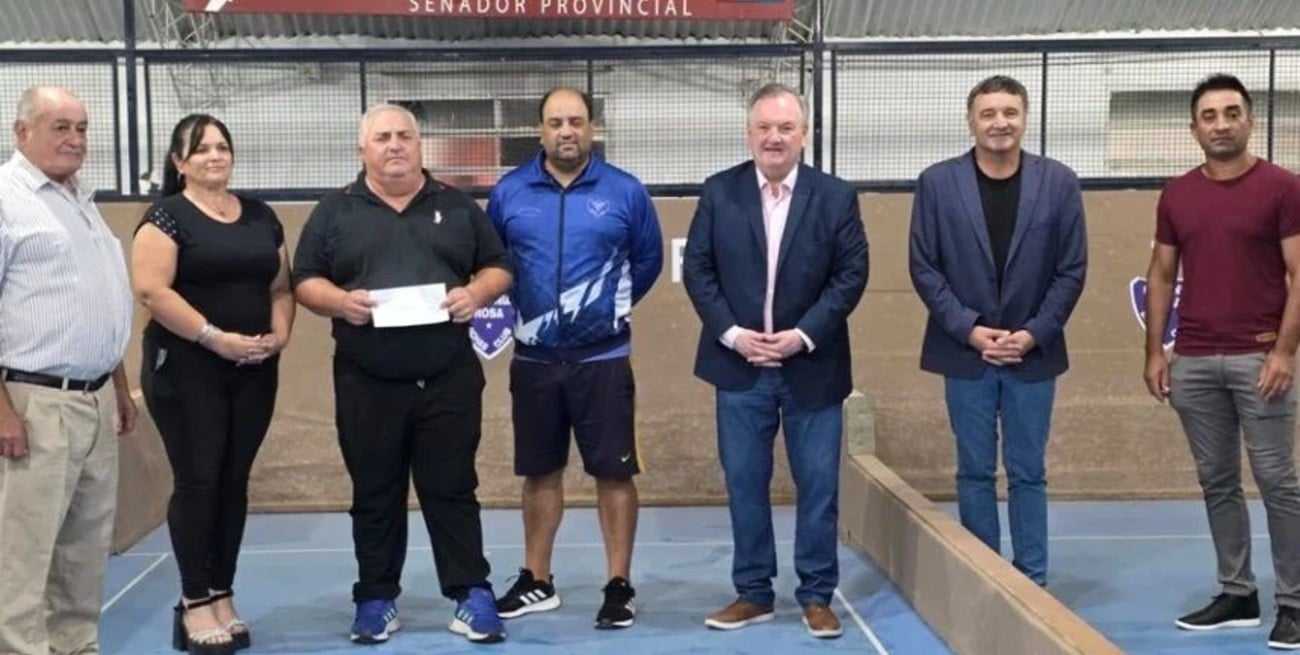 Michlig entregó un aporte al "Colonia Rosa Bochas Club"