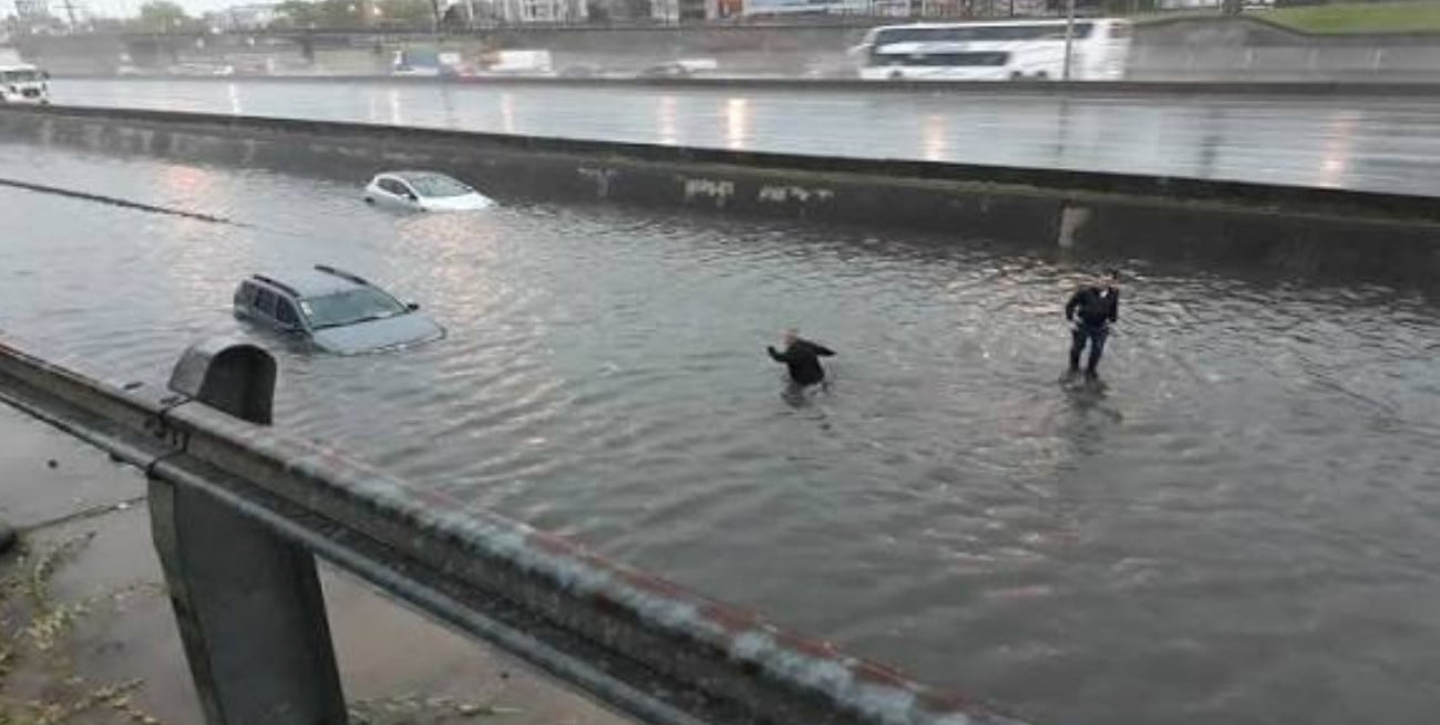 Autos bajo el agua en Panamericana: el temporal golpeó al AMBA en la previa de Nochebuena