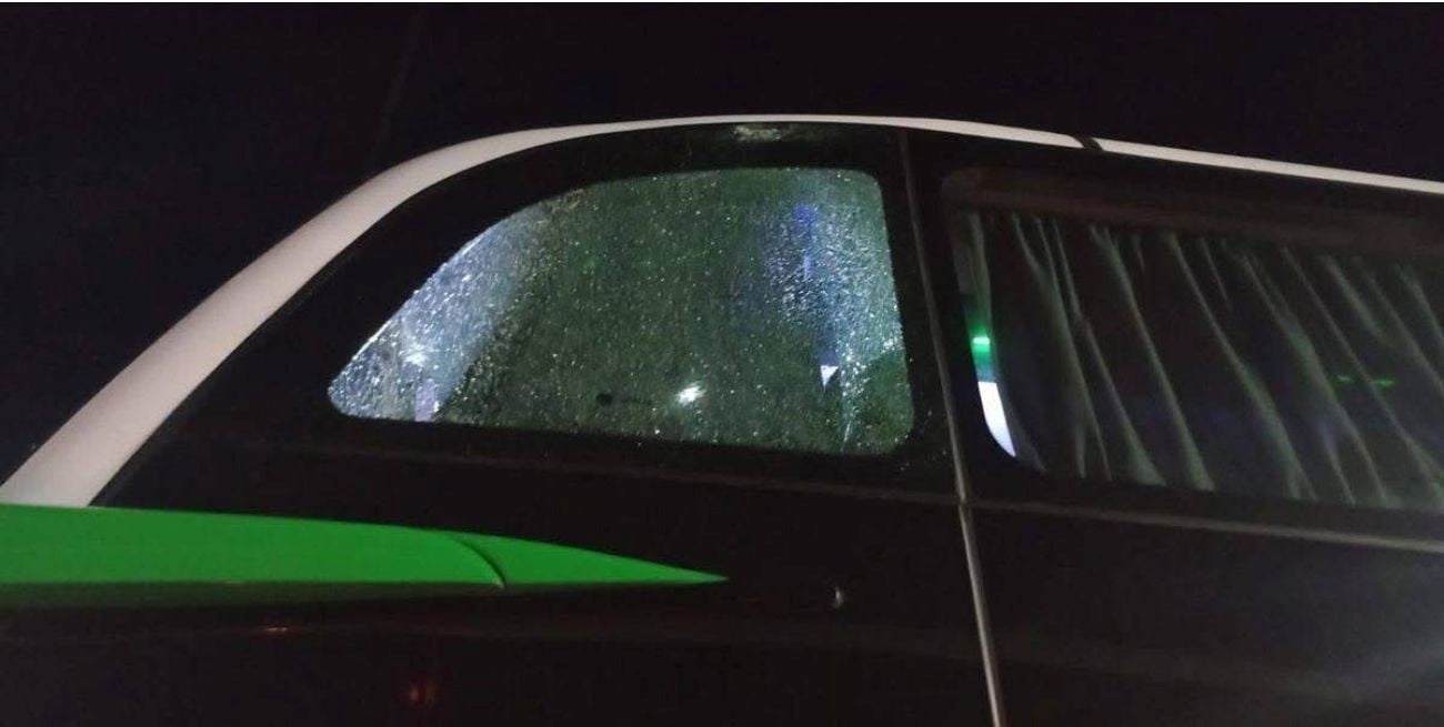 En Arroyo Leyes: piedrazos contra un colectivo que trasladaba policías; no hubo heridos