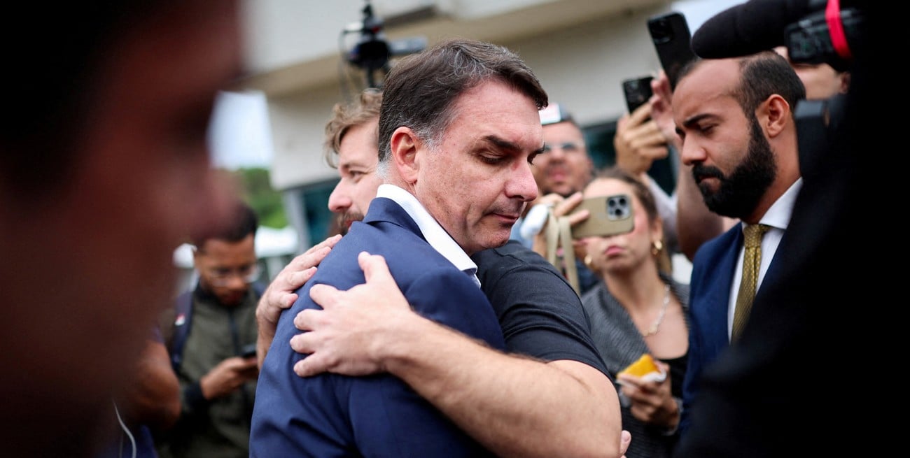 Flávio Bolsonaro lanzó su candidatura y dijo que su padre está preso por “persecución política”