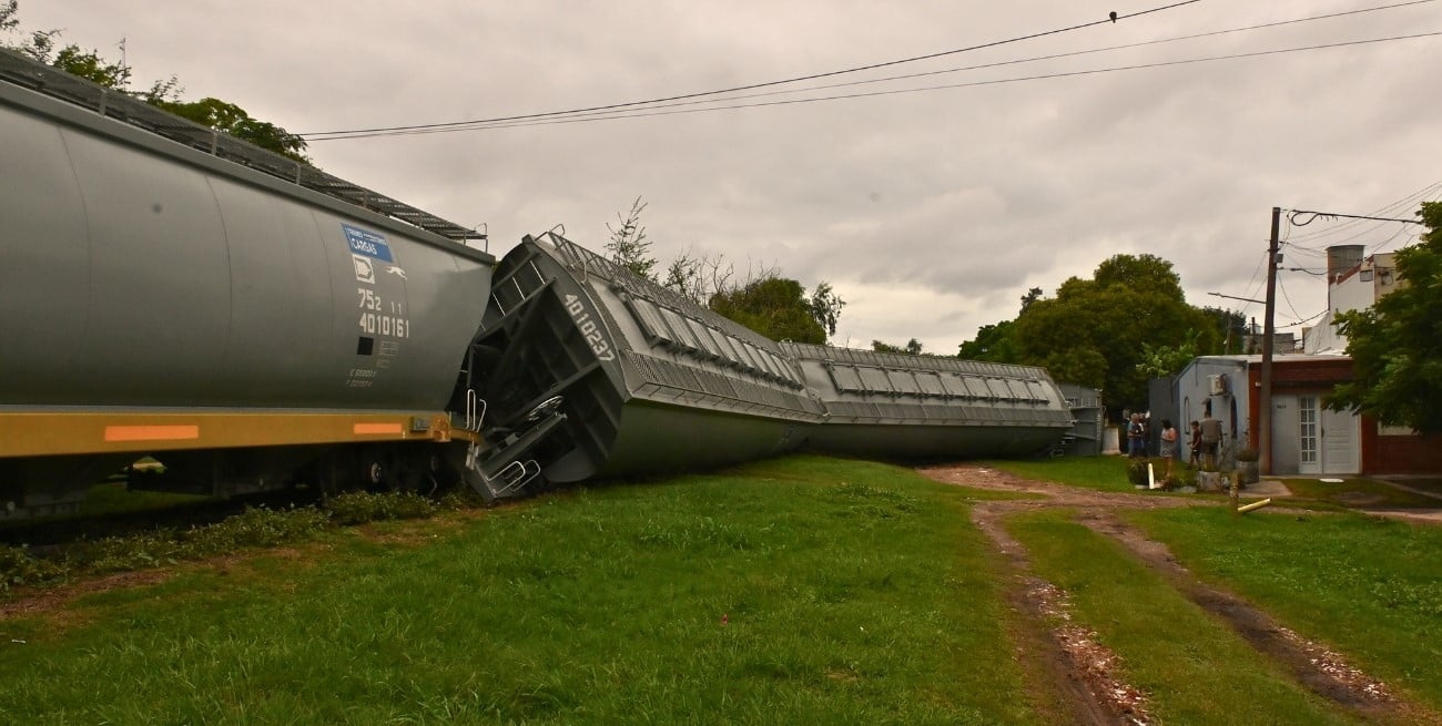 El tren pasara la Navidad tumbado en Santa Fe: esperan retirarlo el fin de semana