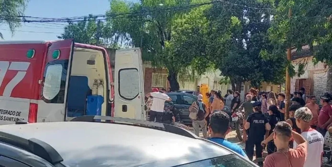 Murió una mujer tras un choque entre una moto y un auto en barrio Roma