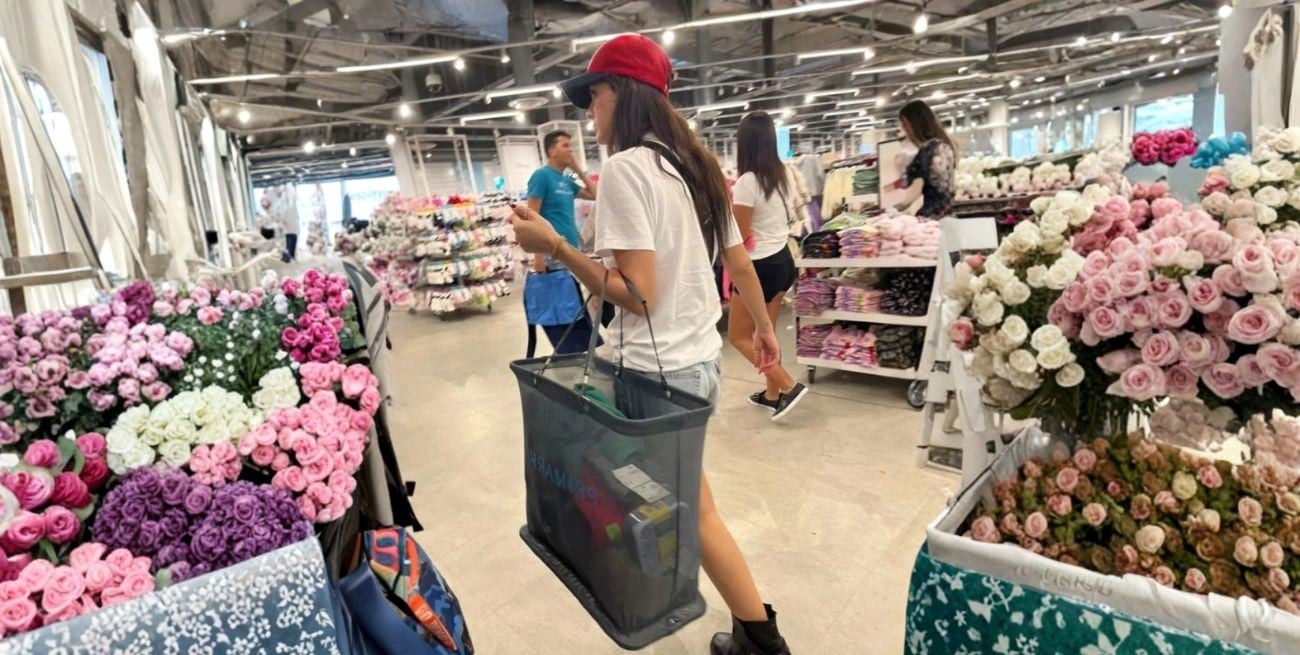 La China Suárez y sus compras navideñas: el importante gasto que quedó al descubierto con una foto en Zara