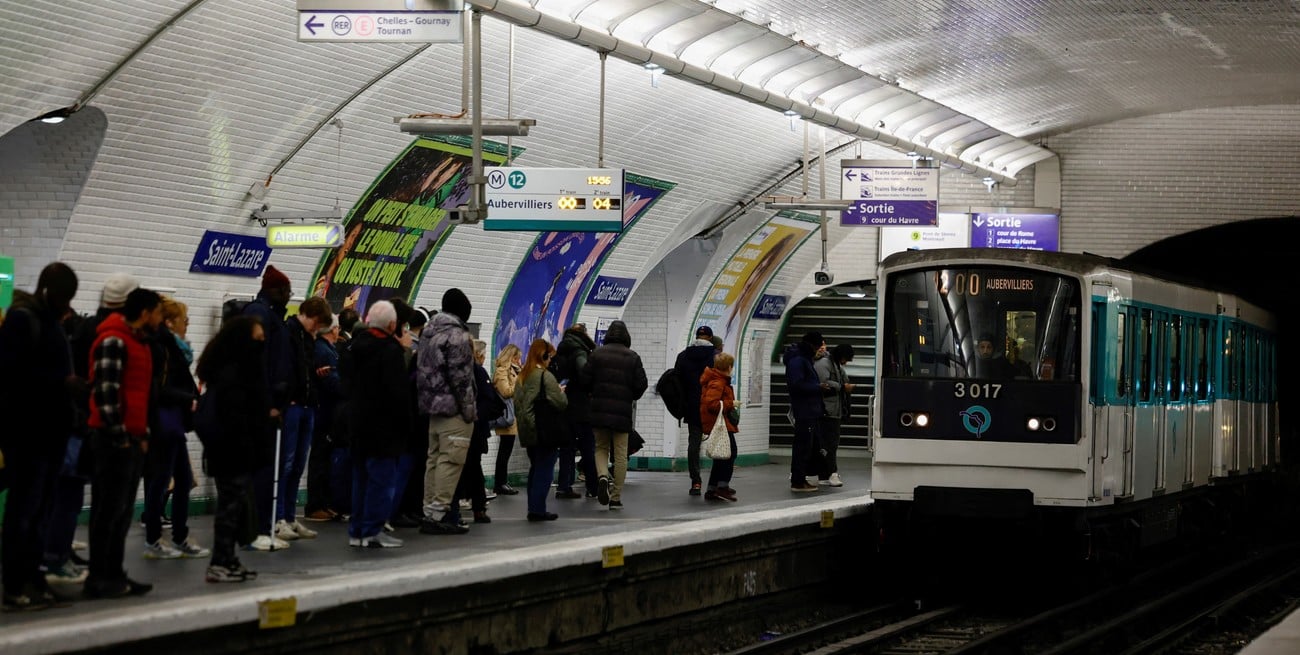 Un hombre apuñaló a tres mujeres en el metro de París y fue detenido