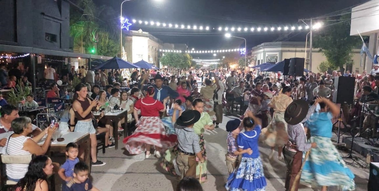 Multitudinaria convocatoria y gran éxito de "la peatonal" en calle San Martín de Vera