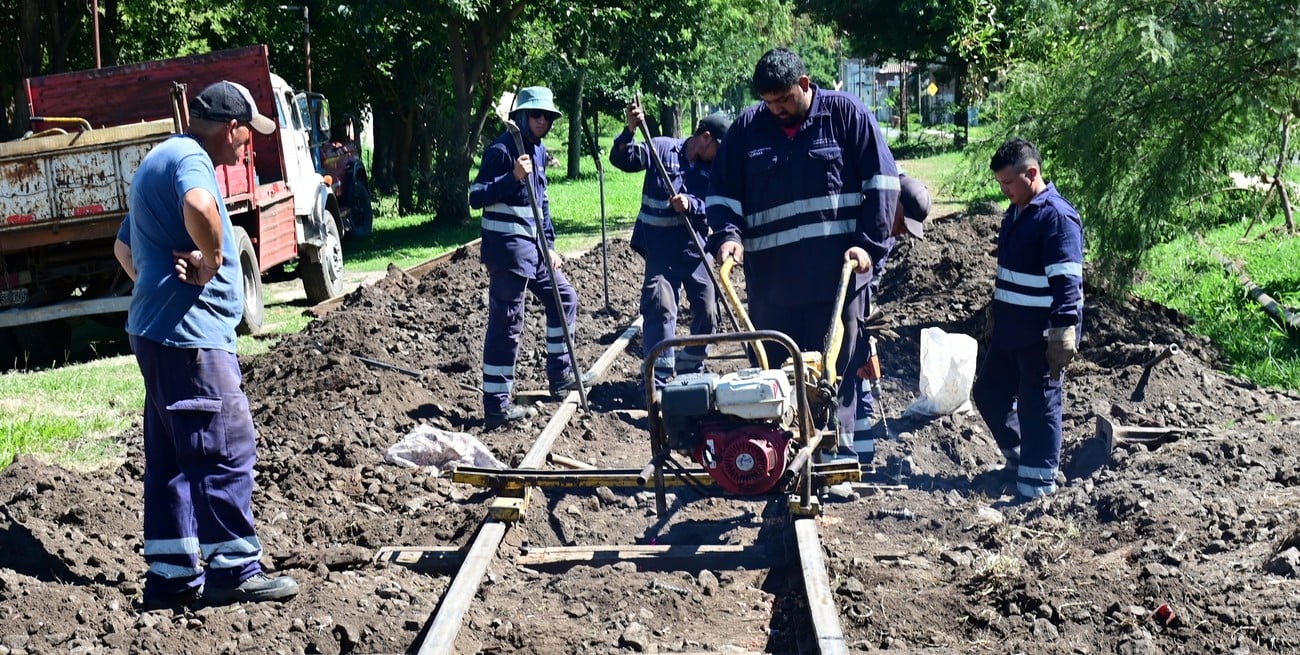 Descarrilamiento en Santa Fe: corrieron la vía para que pase el tren y los 5 vagones siguen tumbados