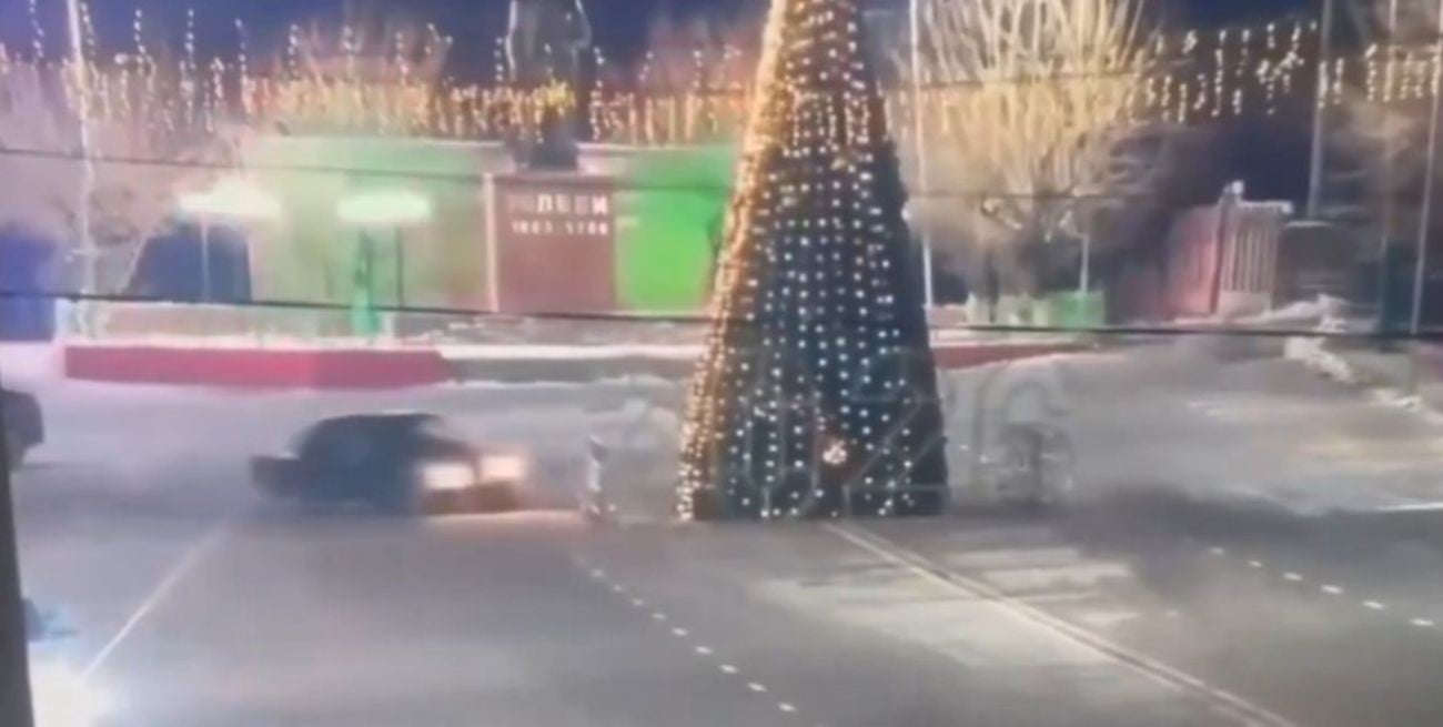 Locura al volante en Kazajistán: hizo trompos, tiró un árbol gigante de Navidad y escapó