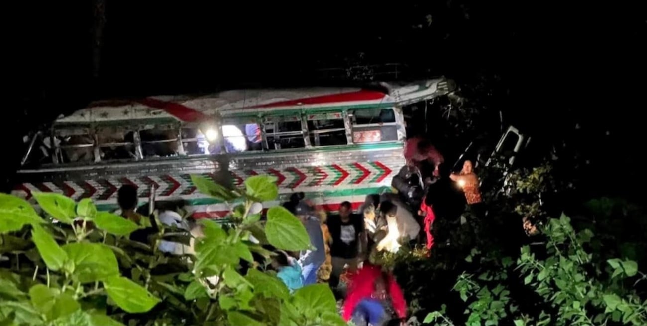 Un autobús cayó por un barranco en Guatemala y dejó 15 muertos