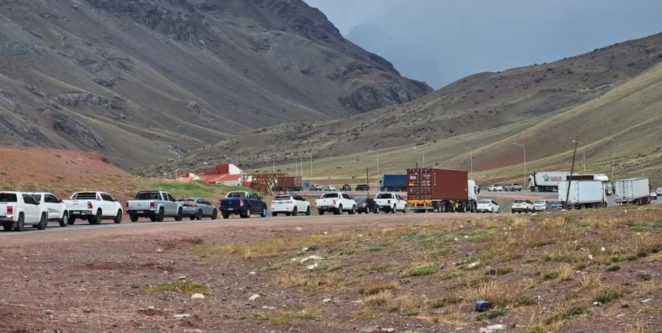 Video: extensas filas y demoras para cruzar a Chile por el Cristo Redentor