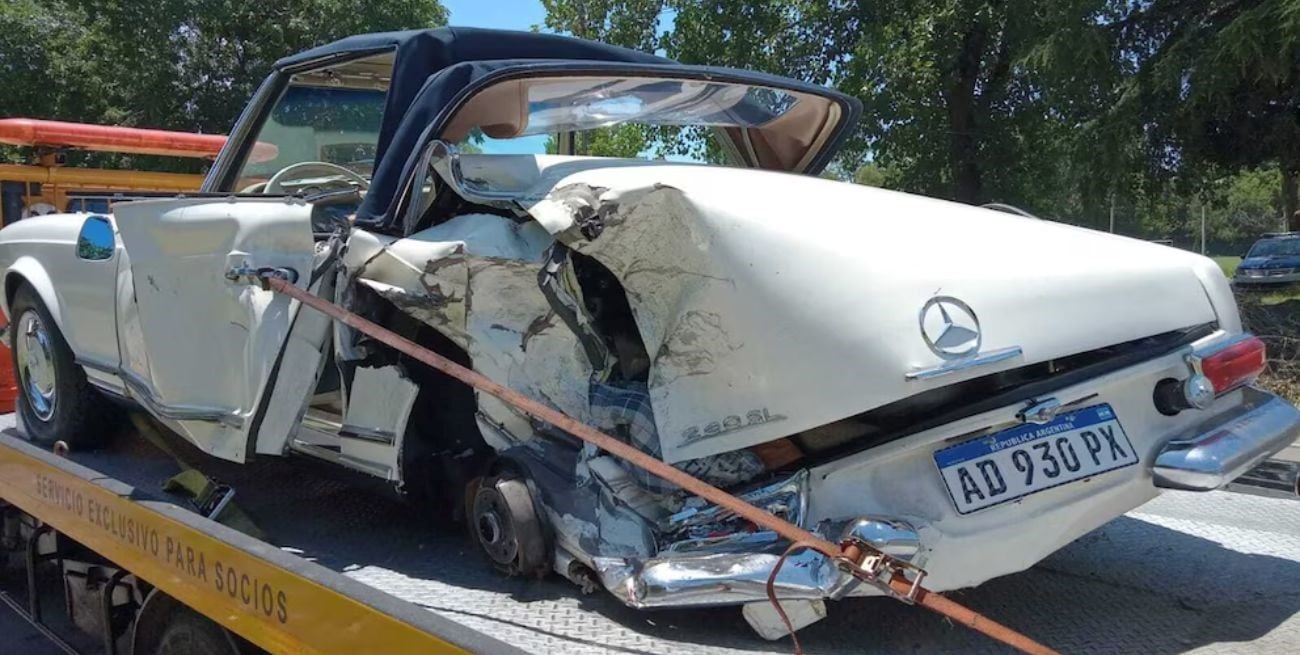 Un Mercedes-Benz Pagoda valuado en USD 180 mil chocó en Panamericana y quedó destruido