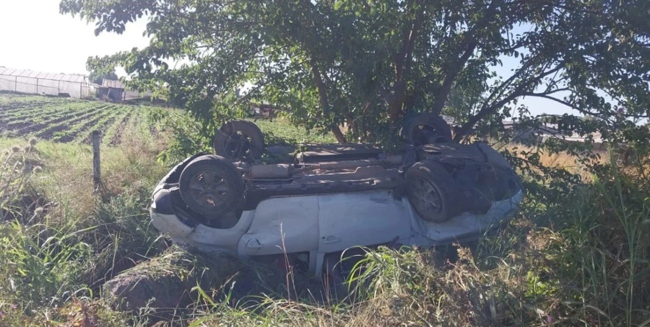 Se distrajo por tomar mate al volante, volcó y murió
