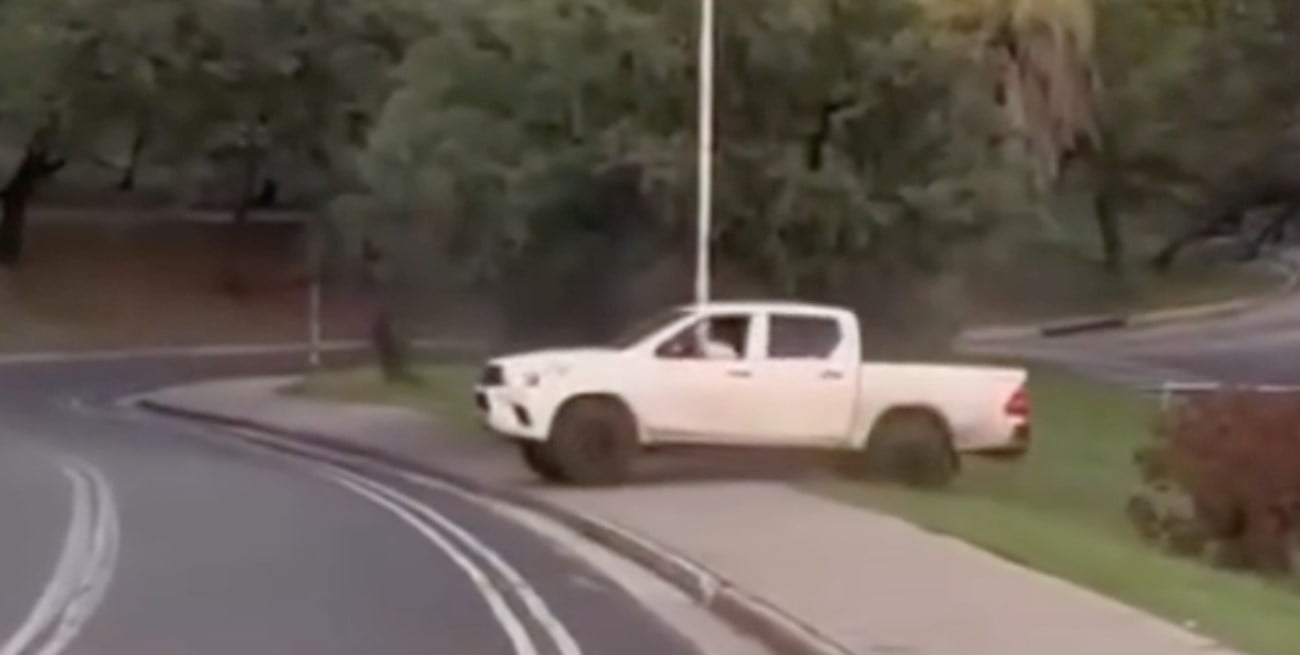 Paraná: le sacaron el carnet por subir con su camioneta a las barrancas del Parque Urquiza