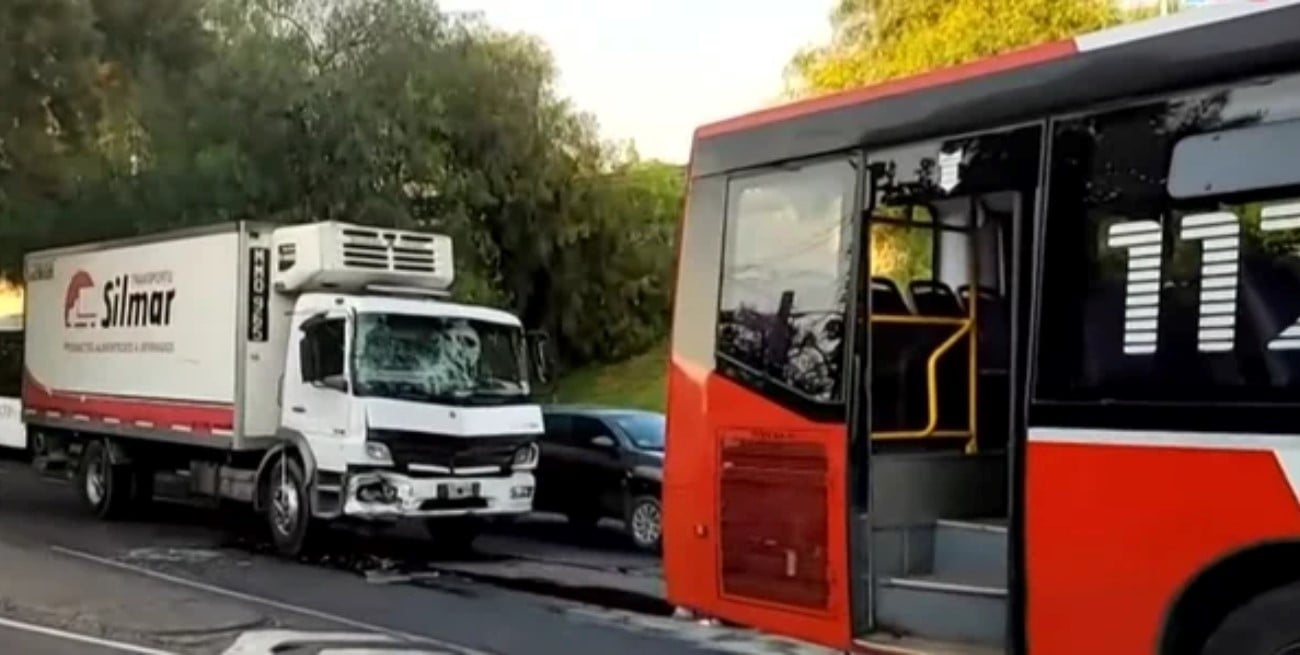 Choque entre un colectivo y un camión sobre la General Paz en Buenos Aires, dejó 19 heridos
