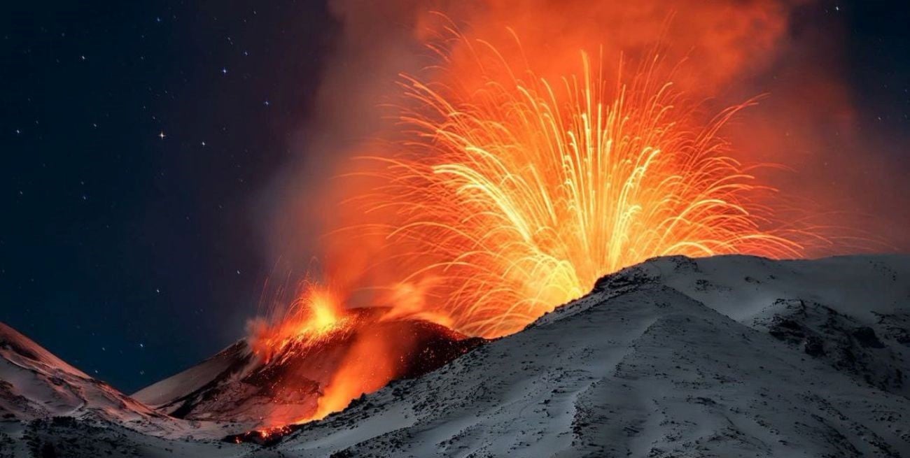 El volcán Etna entró en una nueva fase eruptiva y lanzó lava a 400 metros: las impactantes imágenes 