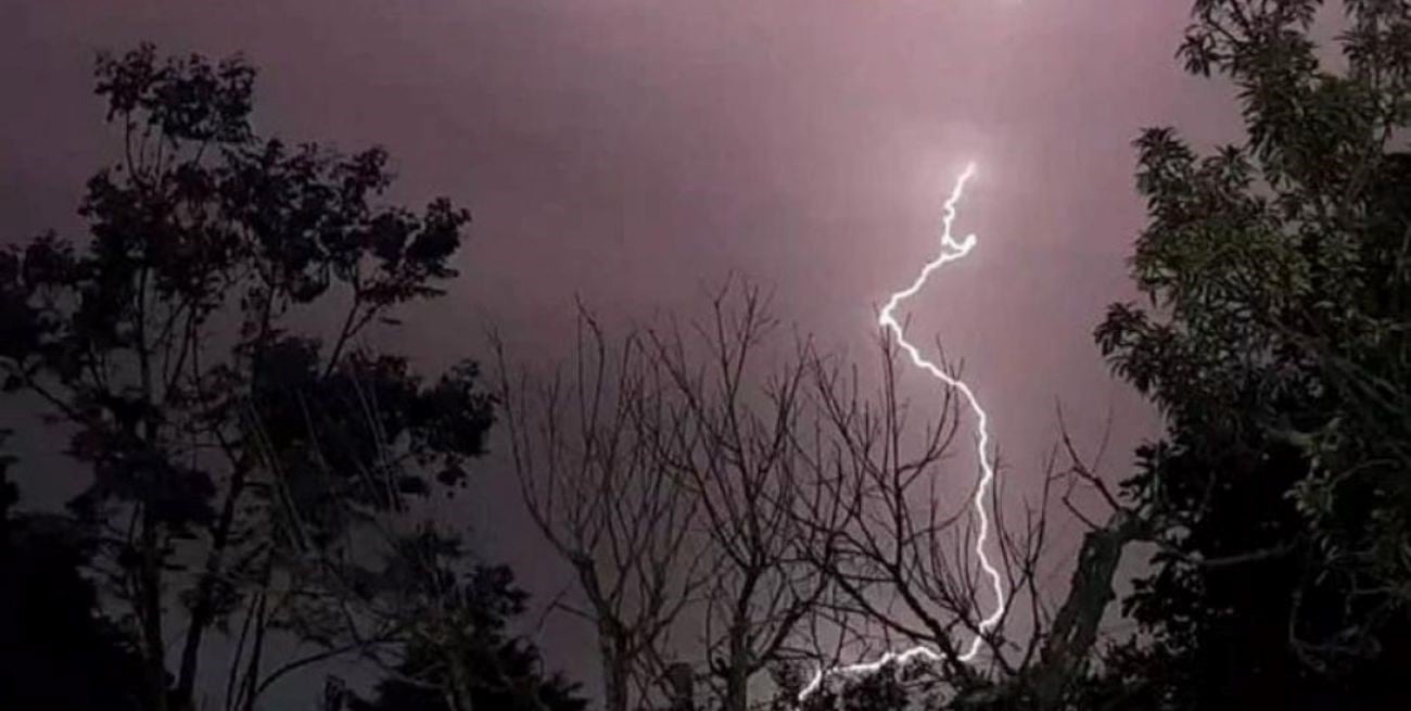 Santiago del Estero: un rayo cayó a metros de un grupo de jóvenes y todo quedó filmado