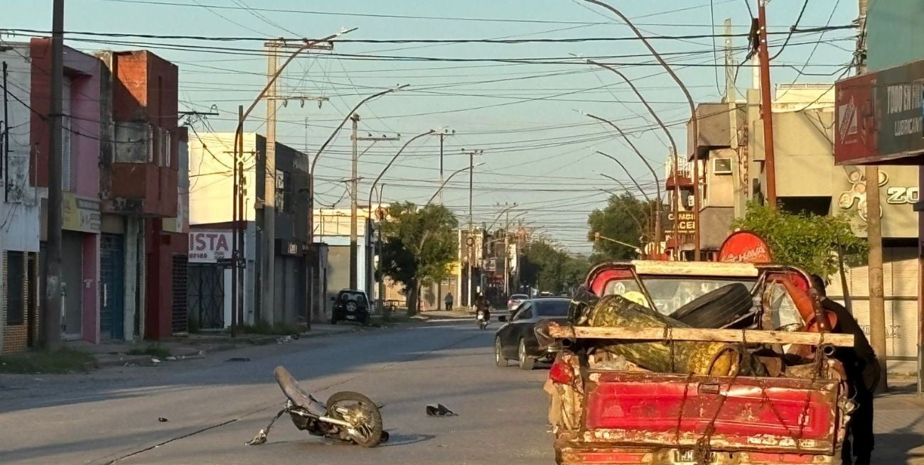 Una moto chocó contra una camioneta estacionada sobre Estanislao Zeballos y San José