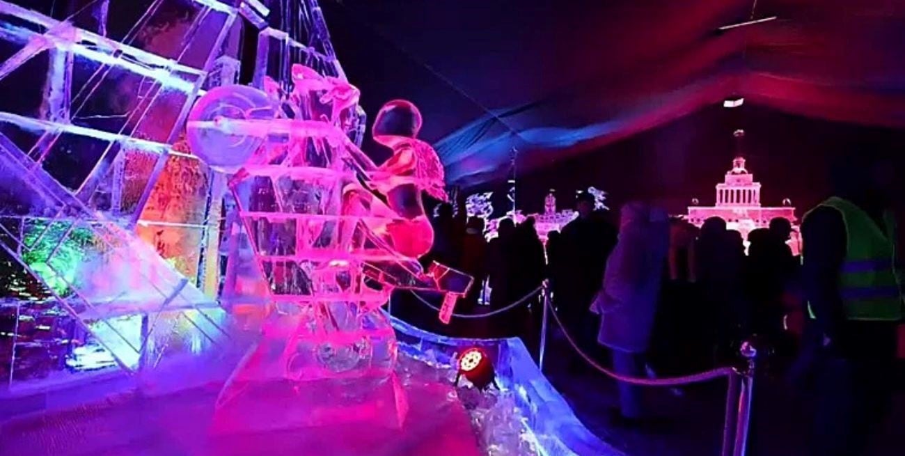 Arte bajo cero: así es la muestra de esculturas de hielo gigantes que deslumbra a los turistas en Rusia