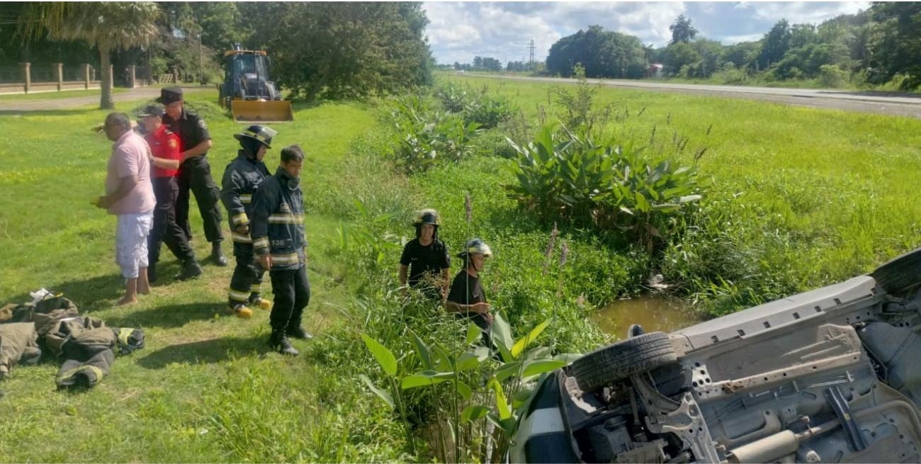 Bomberos rescataron a una mujer atrapada en un auto tras un vuelco en ruta 11