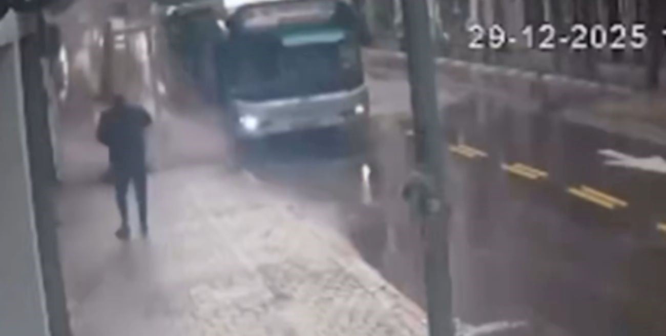 Video impactante: un balcón se desplomó por el temporal y cayó sobre un hombre en Israel