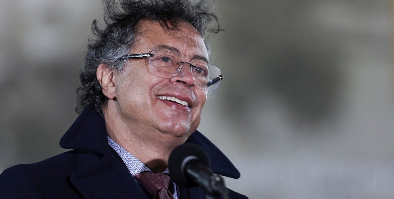 Gustavo Petro sube el salario mínimo un 23,7% y genera fuertes críticas en Colombia
