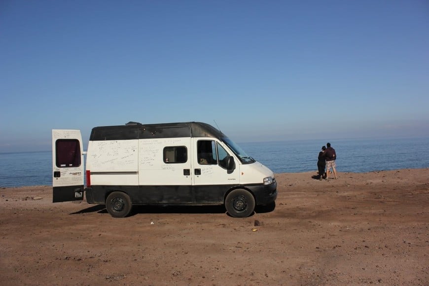 Un parate para contemplar el lugar, en la ruta de Tocopilla a Iquique, en Chile. Luka Cherep Frois.