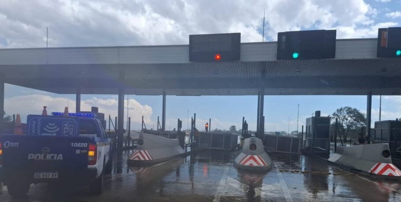 Tragedia en la Ruta 9: un trabajador murió bajo una casilla de peaje que tumbó el viento