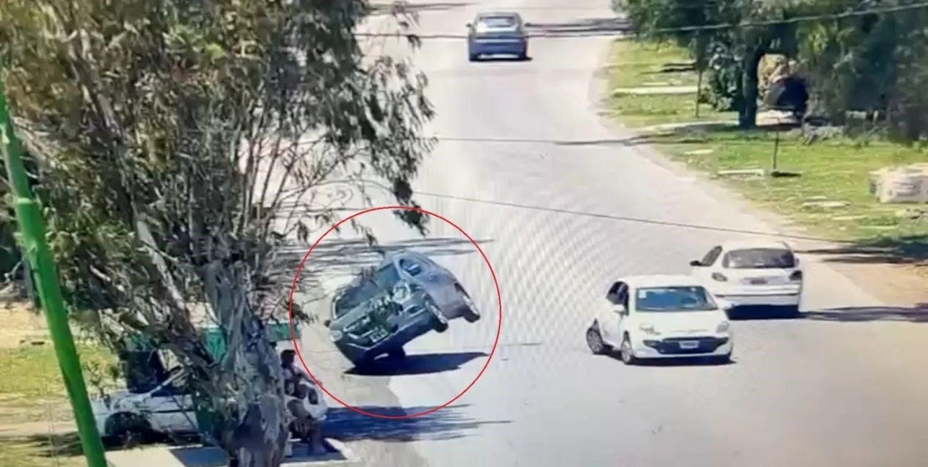 Milagro en Ensenada: embistió a otro vehículo, terminó arriba de la vereda y casi arrolla a dos personas