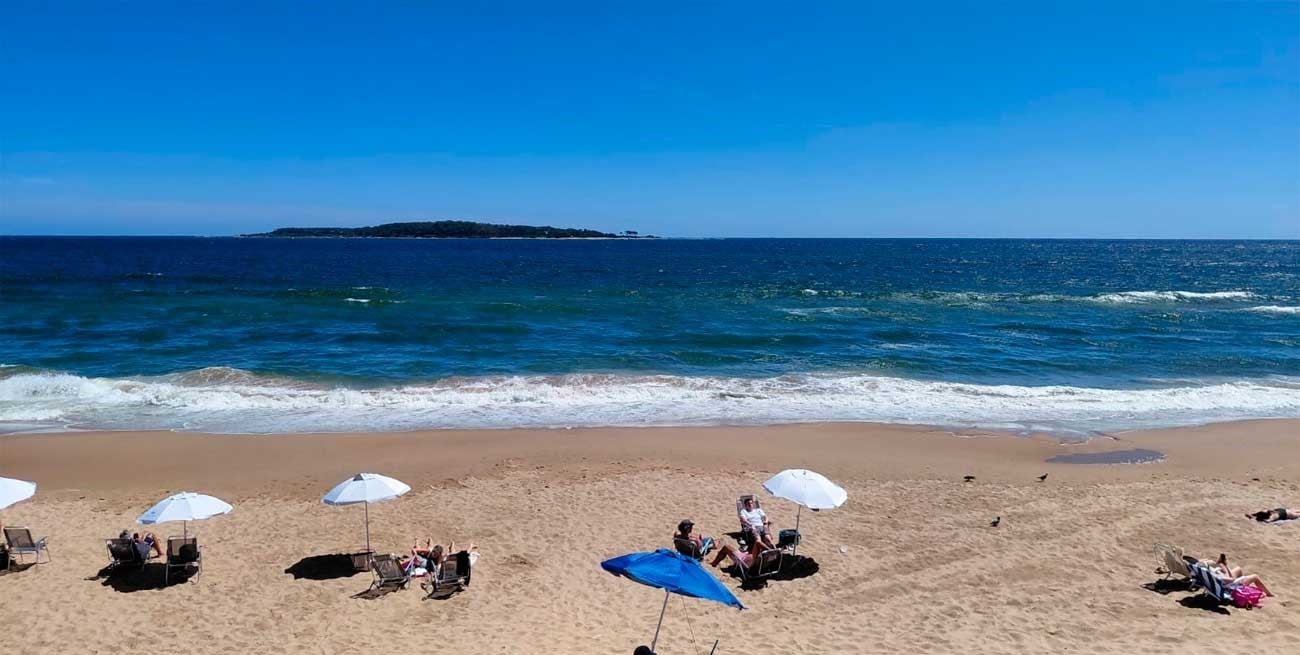 Por qué cambió el color del agua en las playas de Punta del Este