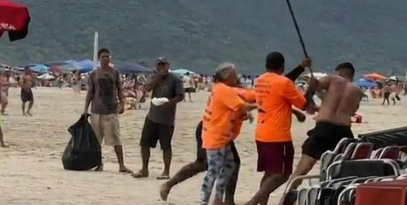 Video: la brutal agresión a un argentino en la playa de Camboriú por un reclamo de precios