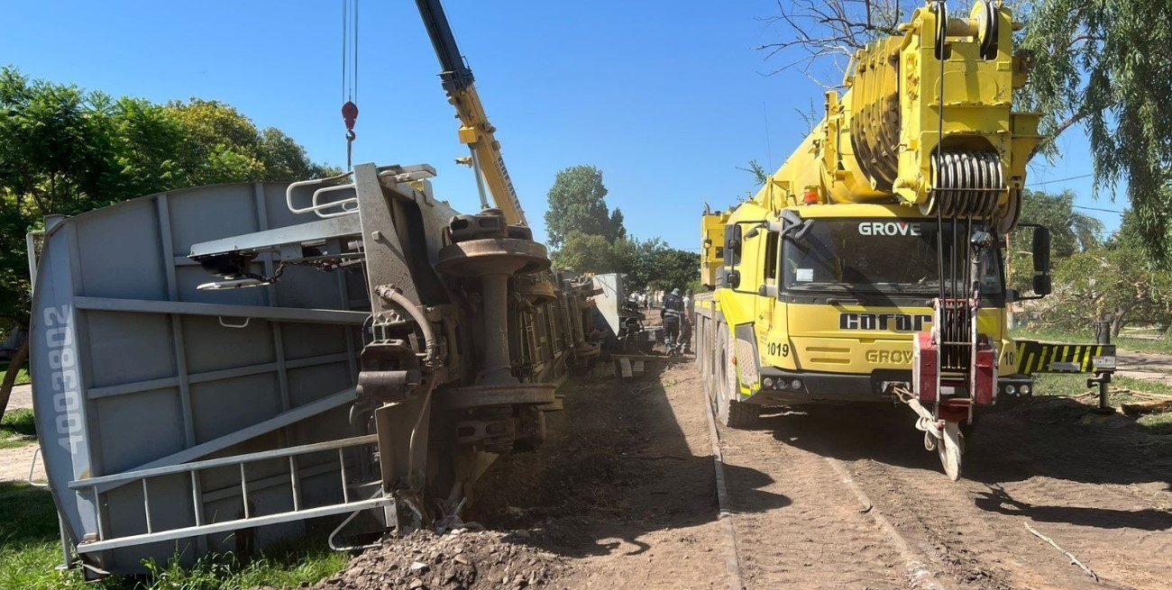 A 13 días del descarrilamiento en barrio Sargento Cabral, arrancó la remoción de los vagones del Belgrano Cargas