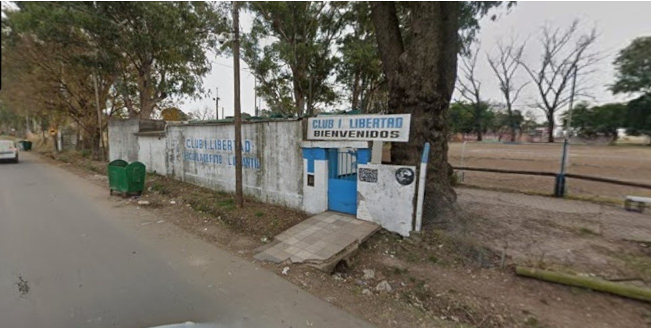 Rosario: hallaron el cuerpo de un hombre en una cancha de fútbol infantil