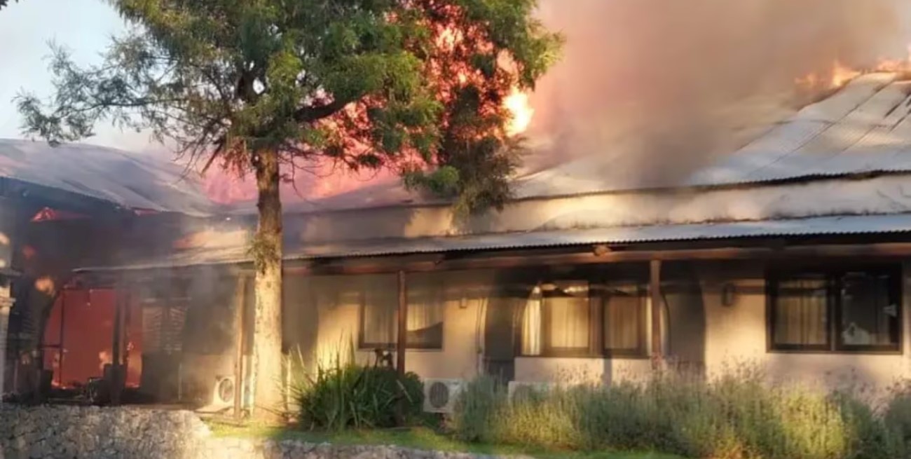 Voraz incendio destruyó un hotel en Paysandú y obligó a evacuar a los huéspedes