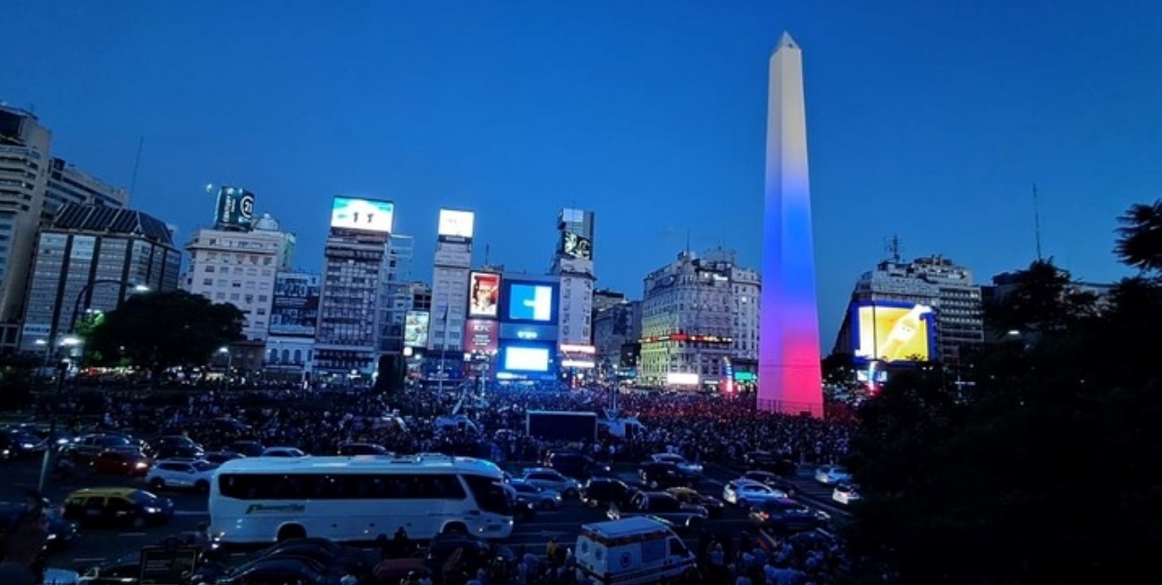 El Obelisco y otros íconos porteños se iluminaron con los colores de Venezuela
