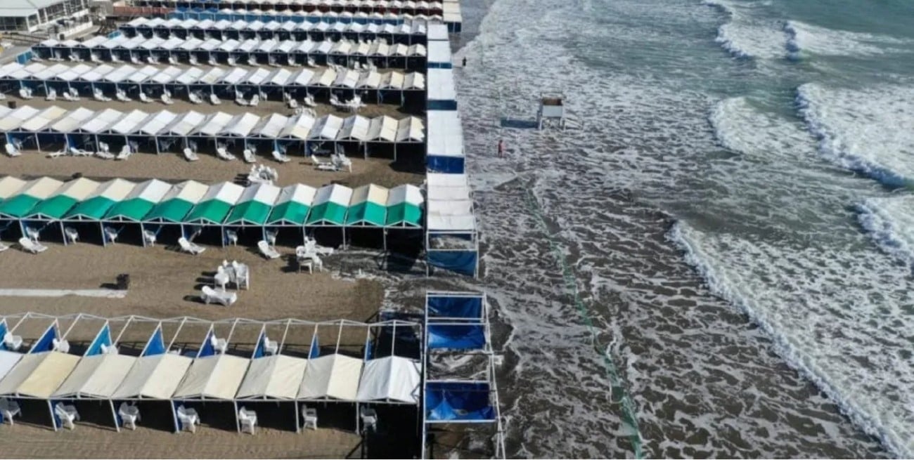 Frío y sudestada en Mar del Plata: ráfagas de 80 km/h y el mar sobre los balnearios