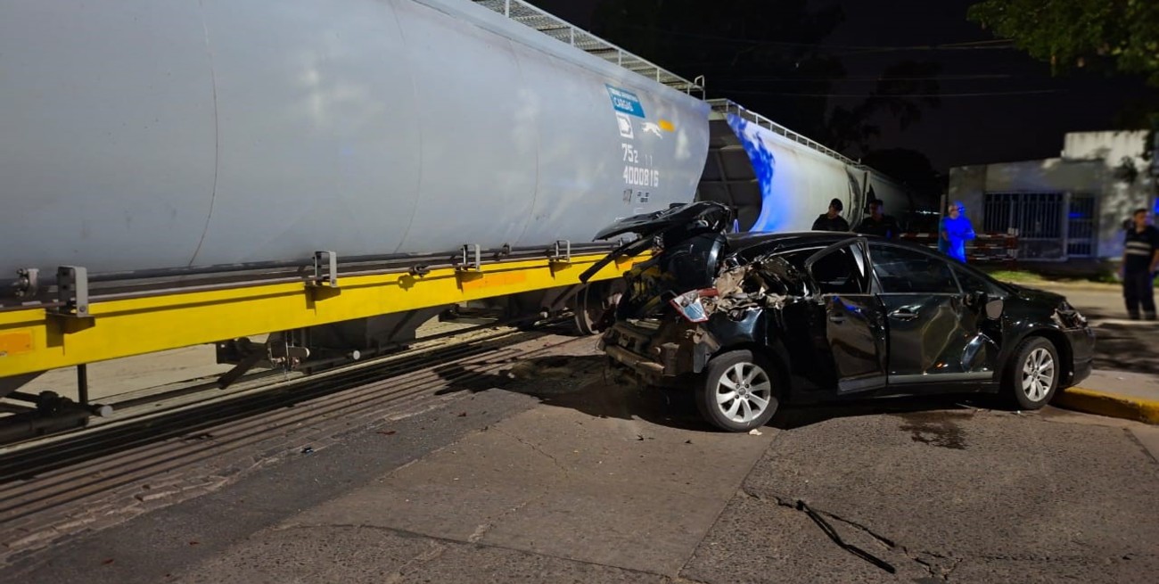 Impactante choque de un tren con un automóvil; por suerte sin heridos