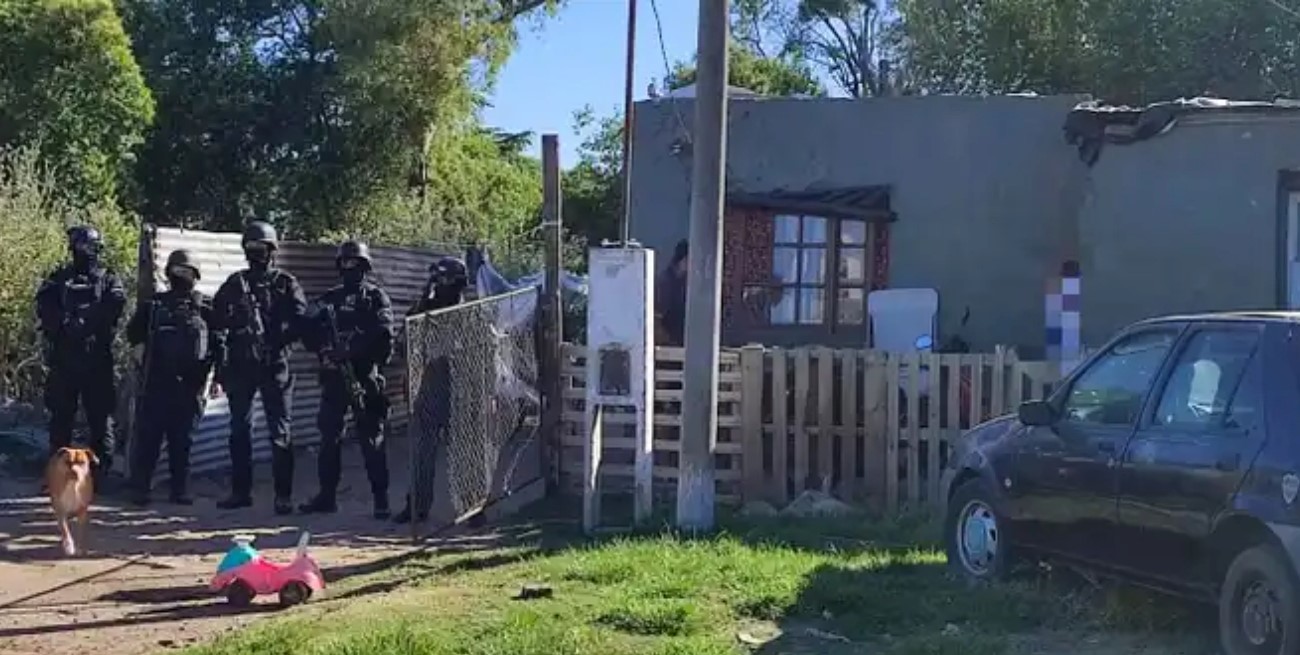 Allanamientos en Villa Cañás y Santa Isabel: secuestran un auto y hallan plantas de marihuana
