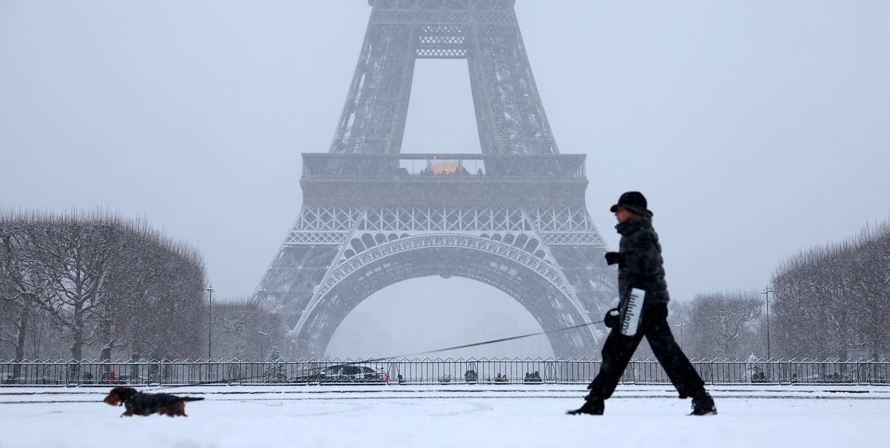 París bajo la nieve: un temporal suspende el 15% de vuelos y hay alerta naranja 