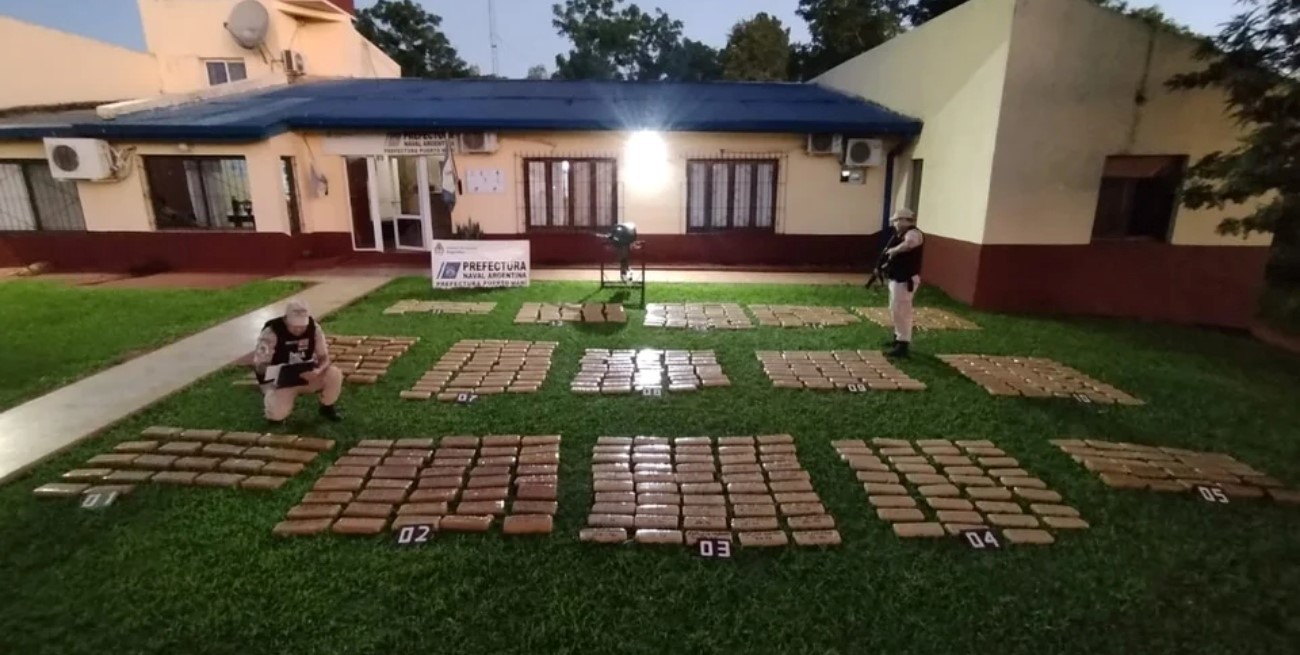 Hallaron un bote abandonado con más de 400 kilos de marihuana en Misiones