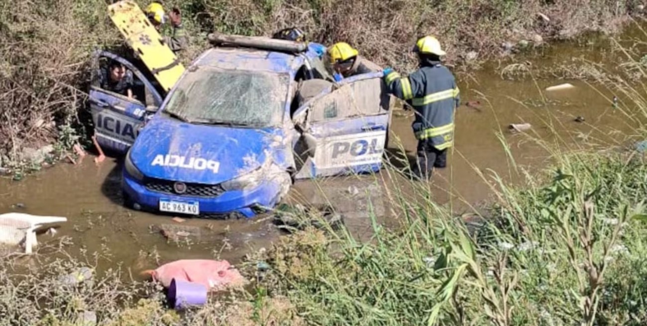 Córdoba: persecución policial terminó con un patrullero dentro de un canal