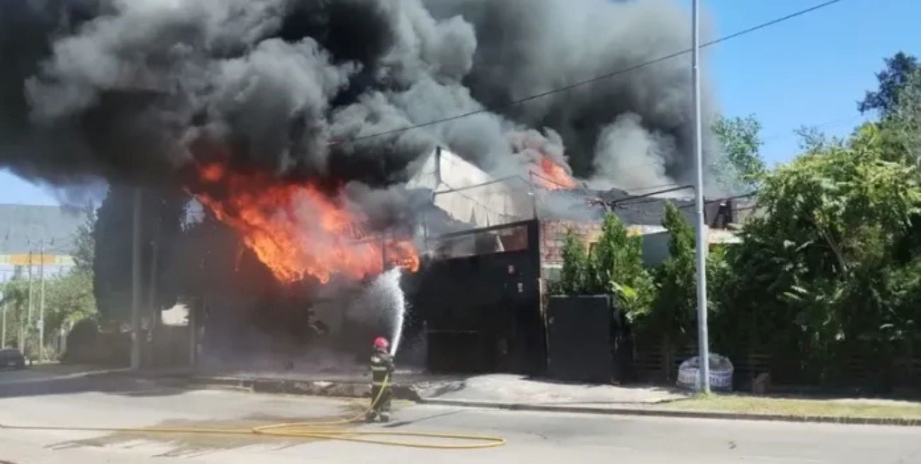 Incendio en una cervecería de Pilar: denuncian que el fuego comenzó en un salón vecino