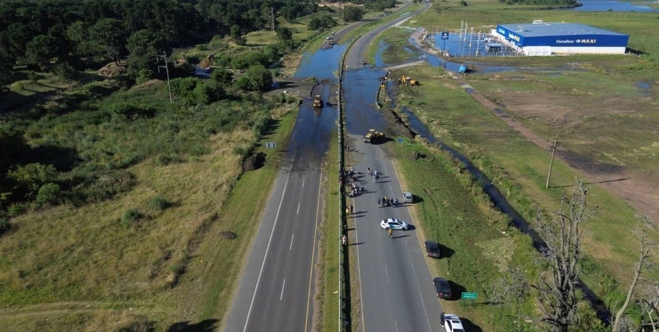 Corte total en Ruta 11 por un desborde cloacal entre Pinamar y Ostende
